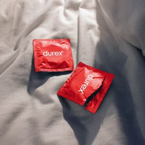 Durex_supersottile_10pk_RBL2207633_TR2606068_Lifestyle_v1.jpg